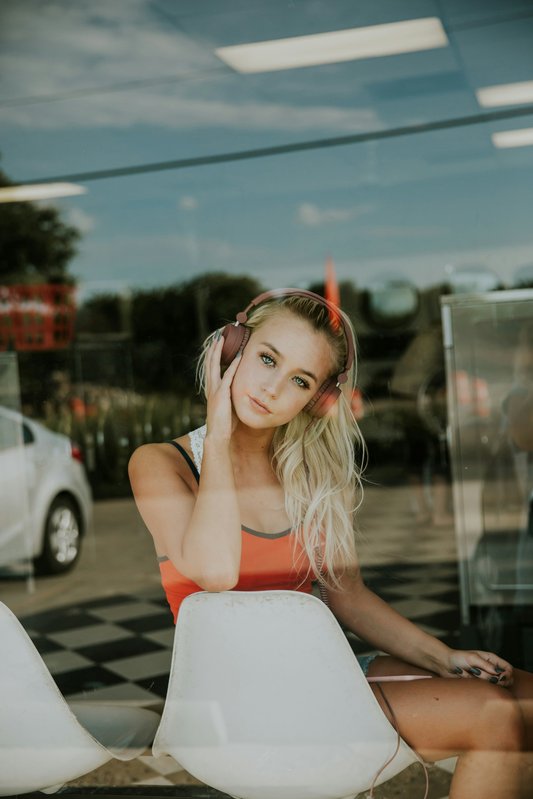 Laura L.